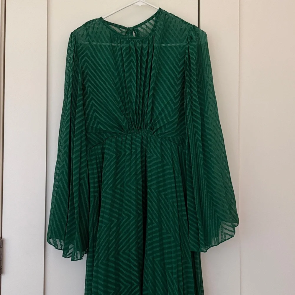 ASOS DESIGN green tie back fluted sleeve pleated chevron chiffon midi dress. - Picture 6 of 9